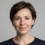 Портрет уверенного российского бизнесмена с дружелюбным взглядом на размытом нейтральном фоне студии